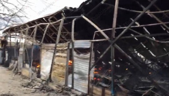 Zjarrfikëset dy orë e gjysmë 'betejë' me flakët, shuhet zjarri në tregun e Laçit (VIDEO)
