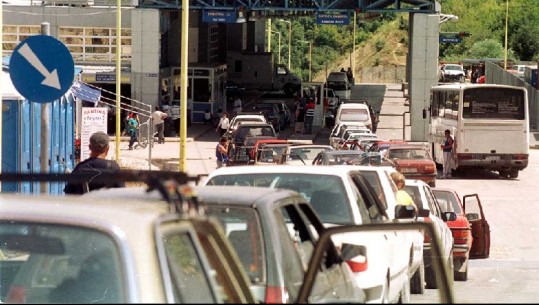 Festat/ Fluks në pikat kufitare, doganat pa probleme, kthimi i emigranteve ka shtuar trafikun e automjeteve 