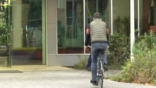 Mbledhja e Kryesisë së PS/ Majko, Braçe, e Kodheli 'të përpiktë' me orarin, Veliaj shkon me biçikletë (VIDEO)