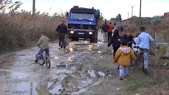 Fshati Qerret në Lushnje i harruar nga shteti, banorët shtrojnë vetë rrugën: Politika kujtohet vetëm në fushatë