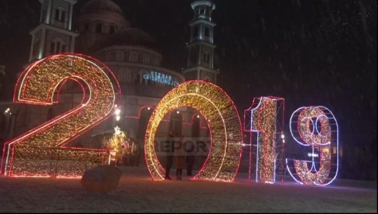Krishtlindje të bardha, dëbora zbardh Korçën (VIDEO)