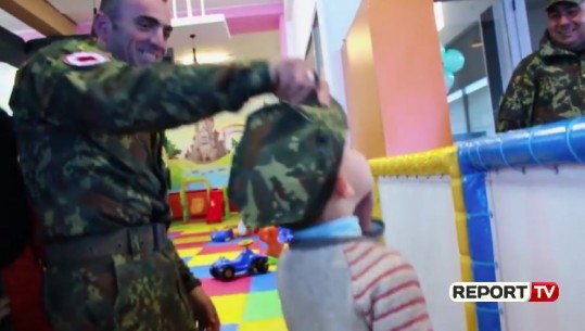 Ushtari shqiptar kthehet nga Afganistani tek fëmijët e tij për Krishtlindje, emocionet e tyre kur shohin babain (Video)