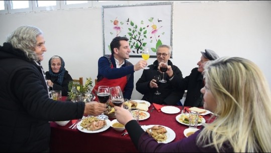 Bashkia e Tiranës shtron drekën e Krishtlindjes për njerëzit në nevojë, Veliaj:  Fryma e solidaritetit, të vazhdojë gjatë gjithë vitit