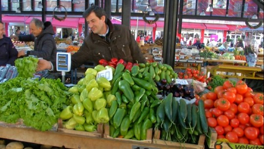 Festë në tregjet e Tiranës/ Qytetarët blejnë produkte për natën e Vitit të Ri, tregtarët: Çmimet nuk ndryshojnë nga viti i kaluar 