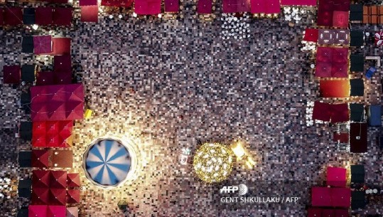 Agjencia franceze e lajmeve AFP publikon pamje nga atmosfera festive në sheshin 'Skënderbej'