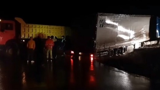 Kamioni rrezikonte të binte nga ura, policia dhe dibranët shpëtojnë në mesnatën shoferin turk (VIDEO)