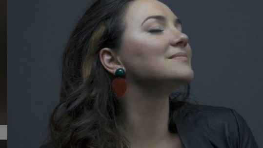 Dhimbja e fundvitit për këngëtaren shqiptare: Preferoj të ruaj para për familjen sesa të jem pranë tyre