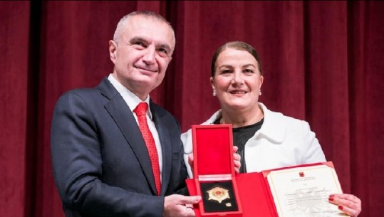 Vizita në Korçë, presidenti Meta dekoron disa personalitete të njohur të qytetit (FOTO)