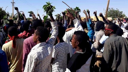 Sudan/ Kundërshtuan rritjen e çmimit të bukës, vriten 19 protestuesë, në grevë urie edhe gazetarët