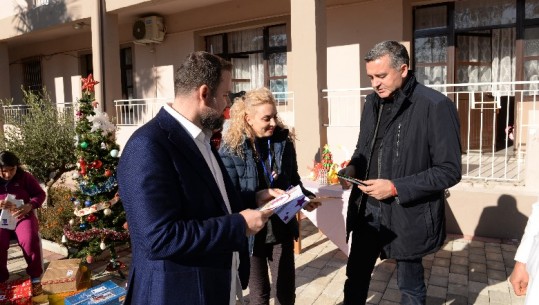 'Festat duan dashuri' në Berat/ Ministri Klosi u dhuron fëmijëve me nevoja të veçanta dhurata
