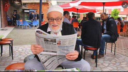 Udhëton çdo ditë 8 kilometër për të lexuar gazetën, njihuni me gjyshin 84-vjeçar