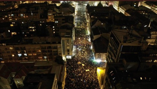 Serbi, Beogradi 'ndizet' nga protestat, Vuçiç: Nuk shqetësohem edhe sikur të dalin 5 mln njerëz