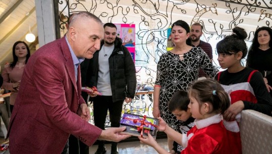 'Gëzuar 2019-n', Presidenti Meta drekë festive me fëmijët e fshatit SOS: Libri është dhurata më e mirë