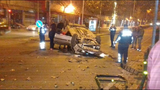 Aksident i rëndë në Tiranë, makina përmbyset në rrugë (FOTO)