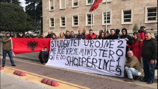 Studentët japin mesazhin e fundit për këtë vit: Urojmë me një kryeministër që e do Shqipërinë