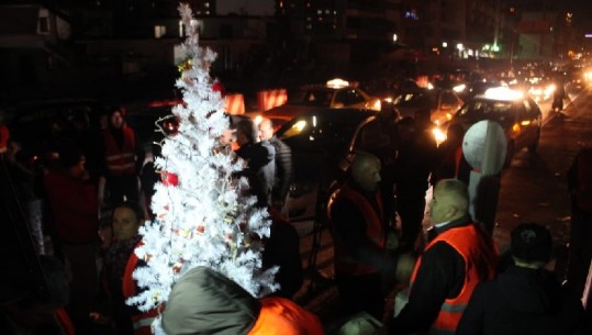 Dita e 58-të e protestës tek Astiri, banorët e Unazës së Re vendosin pemën e vitit të ri në mes të rrugës