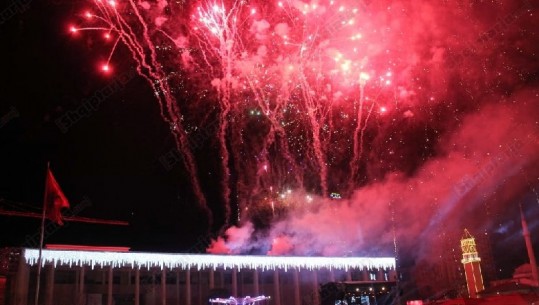 Viti 2019 mbërrin në Shqipëri, festime në të gjitha qytetet e vendit, Sheshi Skënderbej spektakël fishekzjarresh (VIDEO-FOTO)