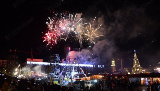 Ndërrohen vitet/ 2019-ta vjen në Shqipëri, spektakël fishekzjarresh në Sheshin Skënderbej (VIDEO-FOTO)
