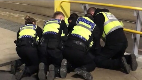 Britani/ Qëllohen me thikë tre persona, mes tyre një polic, dyshohet për sulm terrorist (VIDEO)