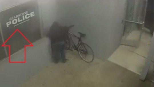 'Budallallëk apo guxim i tepruar?'/ Hajduti tenton të vjedhë një biçikletë në stacionin e policisë në Australi (VIDEO)