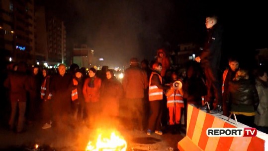 Dita e 60-të e protestës, disa nga banorët e Unazës së Re dogjën goma dhe bllokuan rrugën 60' (VIDEO)