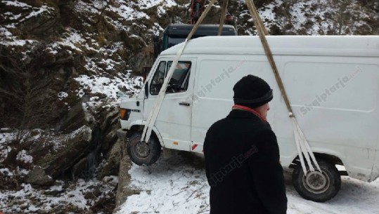 Ngricat nga moti i keq, del nga rruga furgoni në Krujë dhe përfundon 500 m në greminë, shpëton shoferi (VIDEO)