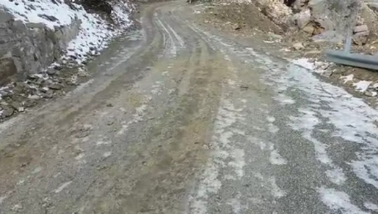 Dëbora dhe akulli bllokojnë lëvizjen në 5 fshatra në Krujë (VIDEO)