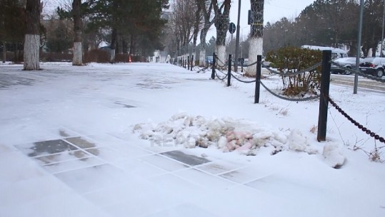 Reshjet e dëborës, zbardhet Kukësi (VIDEO)