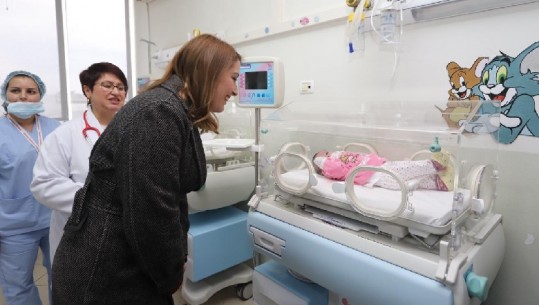 Investimet në maternitete, Manastirliu: 29 inkubatorë të rinj në spitale, bonusi i bebes me dy pjesë