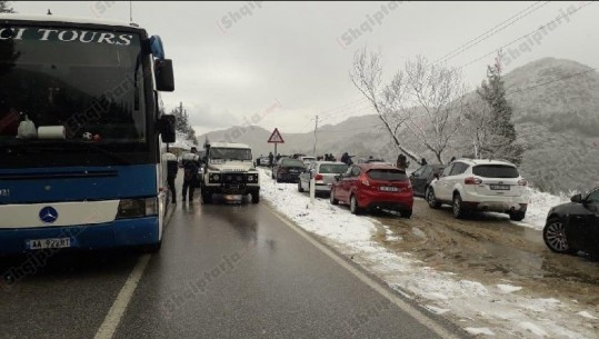 Dëbora vështirëson kalimin në disa akse rrugore të Vlorës, Shtabi i Emergjencës: Kalimi në 48 orët e ardhshme, me zinxhirë 