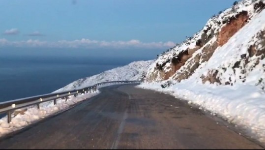 Dëborë dhe det/ Pamje të mrekullueshme nga zbritja e Llogarasë (VIDEO)