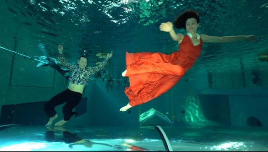  Rekord i ri botëror 'Guinness'/ Vallëzim nën ujë, pa marrë frymë, për plot 3 minuta e 28 sekonda