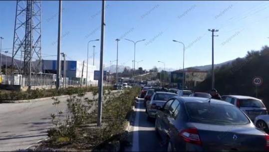 Festat, shqiptarët 'nxitojnë' që të ikin në Greqi, radhë kilometrike në Kakavijë (VIDEO)