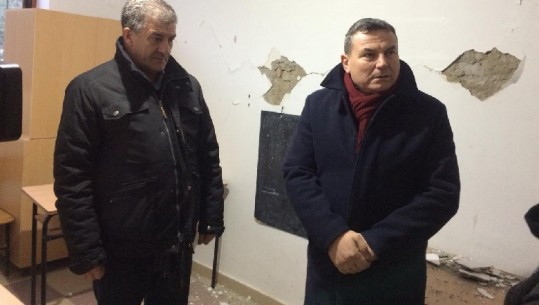 Tërmeti në jug/ Drejtori i Emergjencave Civile Haki Çako inspekton banesat e dëmtuara: Po bëhet vlerësimi i situatës