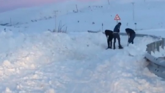 Reshjet e dëborës në Shishtavec, denoncimi: Kryetari i Bashkisë Kukës erdhi për show, fshatarët po pastrojnë rrugën me lopata