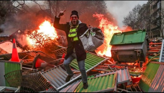 Francë, rikthehen protestat e dhunshme, 'jelekverdhët' i vënë flakën Parisit