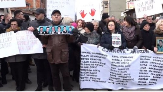 Protestë në Gjakovë kundër vizitës së pelegrinëve serbë: Në mesin e tyre ka kriminelë lufte