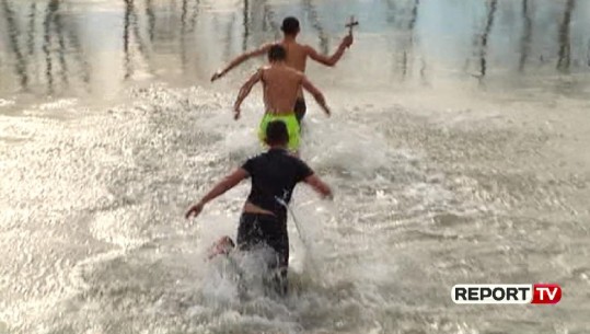 Dita e Ujit të Bekuar, të rinjtë në vend sfidojnë të ftohtin, hidhen në lumë për të kapur kryqin (VIDEO)