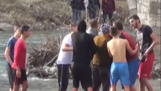 Festa e kapjes së kryqit kthehet në ‘ndeshje boksi’, sherr mes të rinjve në Berat (VIDEO)