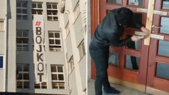 Studentët gozhdojnë derën e Politeknikut dhe i vënë zinxhirët Juridikut, parulla 'Bojkot' te Inxhinieria (VIDEO-FOTO)