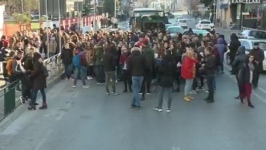 Protesta, studentët nisin marshimin nga Rruga e Elbasanit drejt Kryeministrisë (VIDEO)