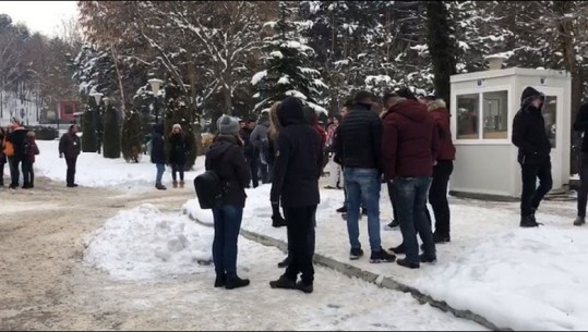 Protesta, një grup studentësh në Korçë bojkotojnë mësimin (VIDEO)