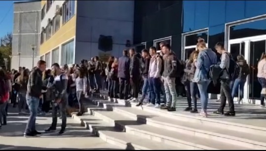 Protesta në Elbasan/ Një grup studentësh të Universitetit 'Aleksandër Xhuvani' bojkotojnë mësimin