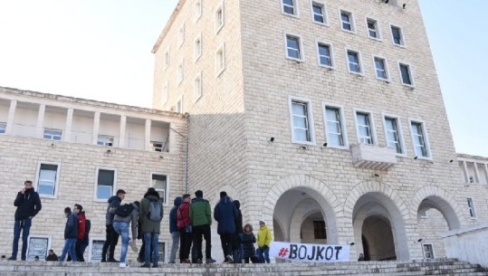 Një grup studentësh vijojnë protestën, parulla bojkot në disa universitete (FOTO)
