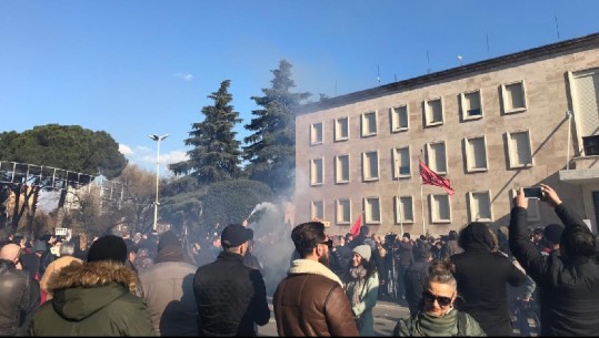 Protesta, studentët hedhin flakadanë përpara Kryeministrisë 