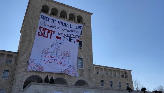 Protesta e studentëve, Universiteti Politeknik i Tiranës mbulohet nga banderola gjigante 