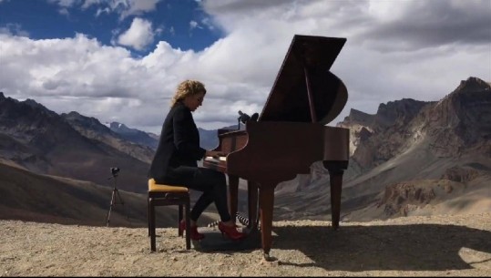 Kryevepra e Shopen luhet në Himalaje, pianistja hyn në Guinness, luan për 90 minuta në majën e botës (VIDEO)