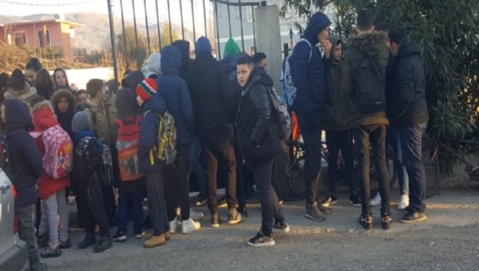 Temperaturat e ulta/ Nxënësit në Vaun e Dejës bojkot për kaldajën, bashkia: Do vihet sërish në punë (VD)