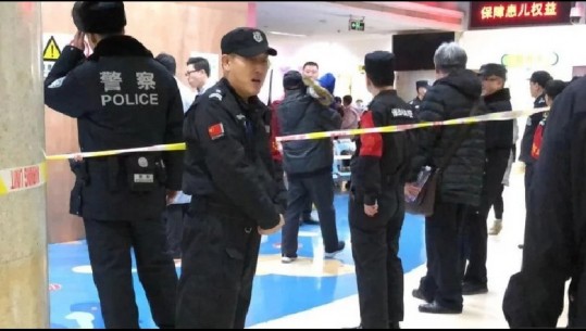 Sulm në Kinë, burri qëllon me thikë 20 fëmijët e shkollës fillore në Pekin