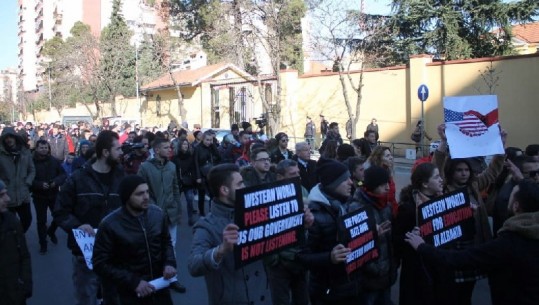 Një grup studentësh vijojnë protestën, marshojnë drejt Universitetit Politeknik të Tiranës (FOTO)